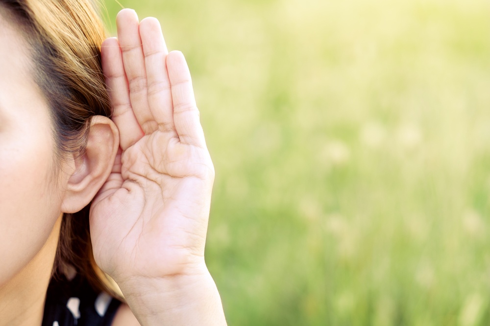 Look 1 listening. Cricket CHIRP. Crickets Chirping. Счастливое ухо. Ладонь возле уха.