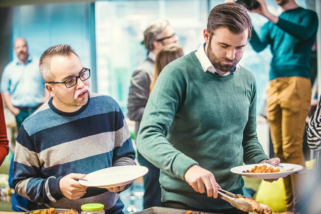 Top 5 reasons to encourage your employees to eat together | Reward Gateway AU